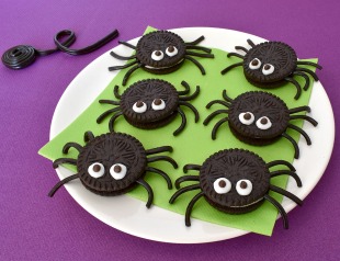Backen mit Kindern - Englisch lernen mit 60+ tollen Rezepten: Halloween recipe: spider biscuits