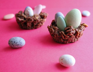 Backen mit Kindern - Englisch lernen mit 60+ tollen Rezepten: Easter recipe: Chocolate Easter nests