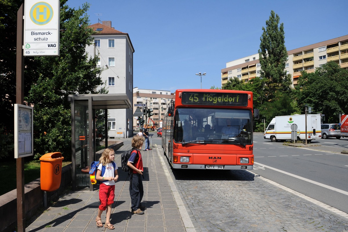 Warten auf den Schulbus