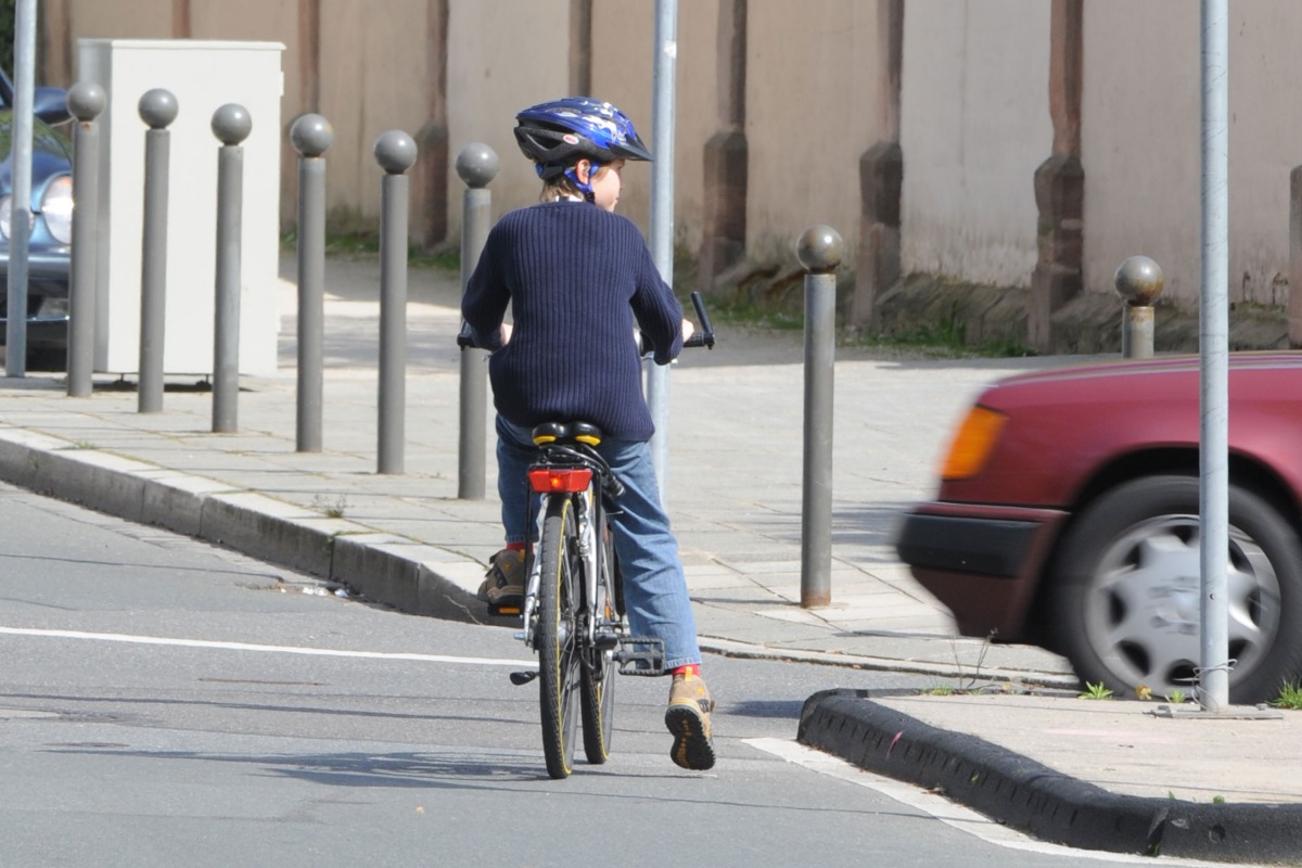 Fahrradfahrer h&auml;lt an Kreuzung