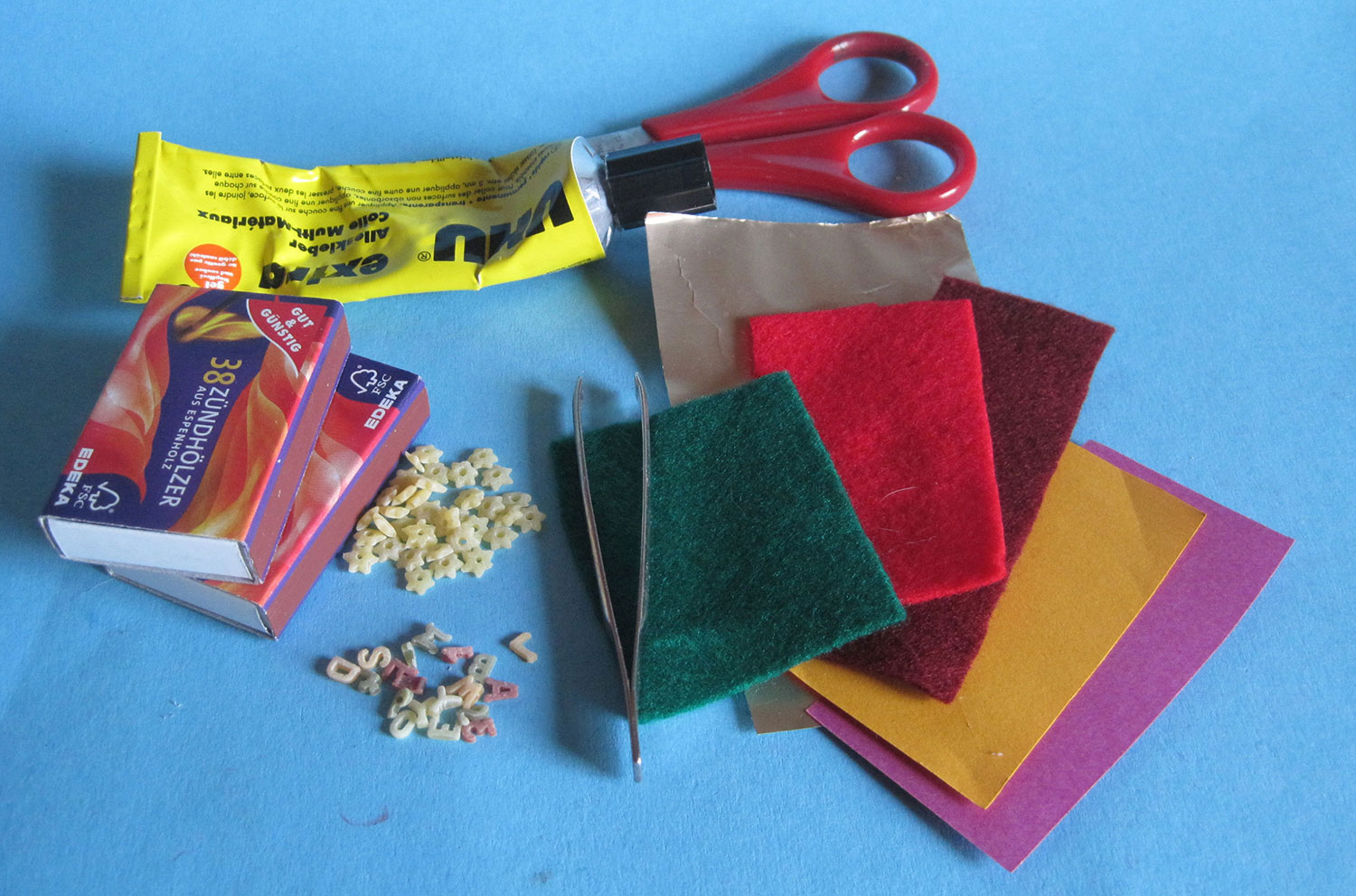 Material für die selbst gebastelten Streichholzschachteln Material für die selbst gebastelten Streichholzschachteln