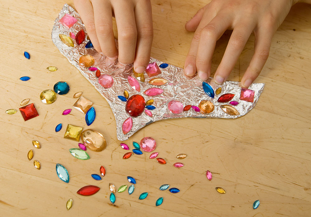 Verzieren Sie das Prinzessinnen-Diadem mit Glitzersteinen.