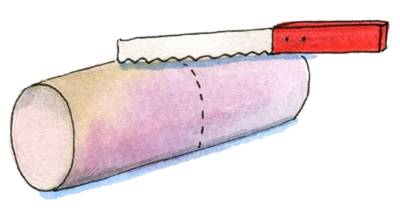 Helfen Sie Ihrem Kind dabei, mit dem Brotmesser ein Stück von der Versandrolle abzuschneiden.