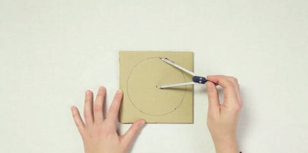 Basteln Sie die Ringe f&uuml;r die Pompons