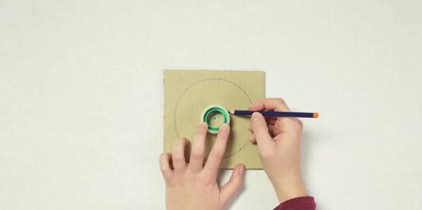 Basteln Sie die Ringe f&uuml;r die Pompons