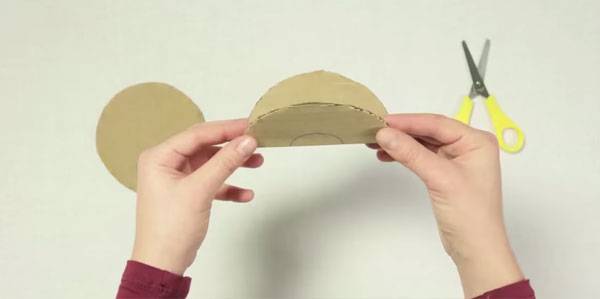 Basteln Sie die Ringe f&uuml;r die Pompons