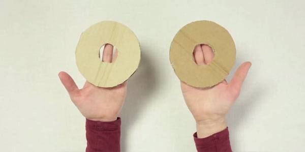 Basteln Sie die Ringe f&uuml;r die Pompons