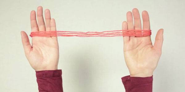 Wickeln Sie die Wolle um die Pompons