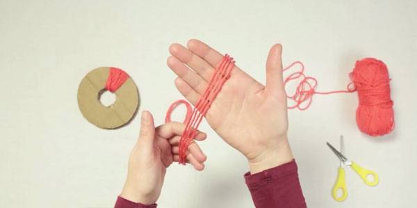 Wickeln Sie die Wolle um die Pompons