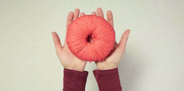 Wickeln Sie die Wolle um die Pompons