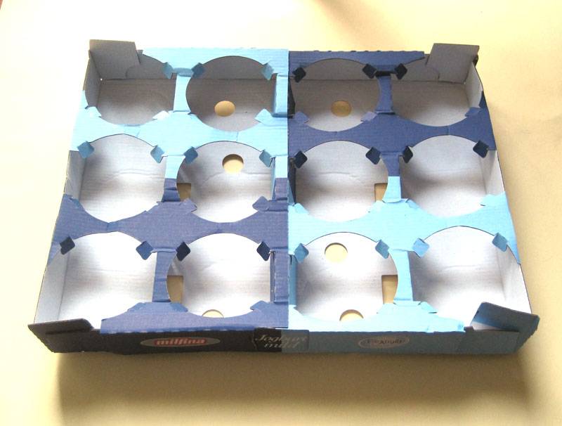 Bemalte Verpackungskartons aus dem Supermarkt werden zum selbst gebastelten Setzkasten