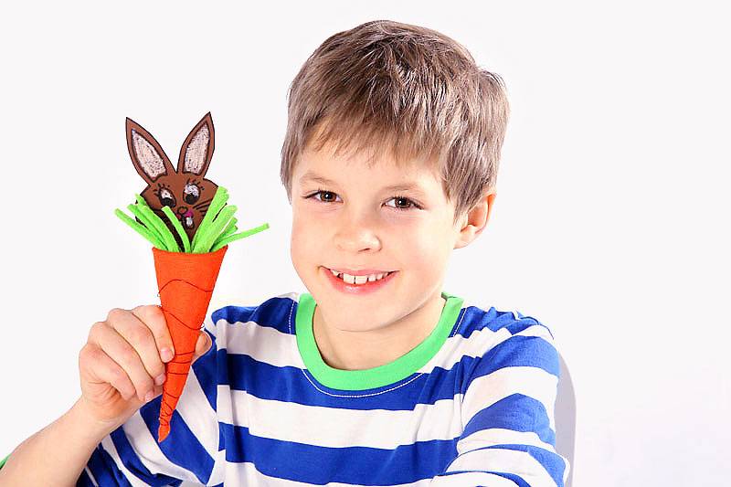 Stecken Sie den Hasenkopf und das Karottengr&uuml;n in die Filzm&ouml;hre und kleben alles mit etwas Kleber fest.