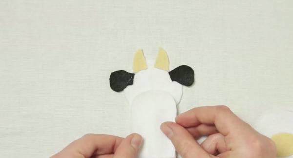 Bastelideen aus Filz: Kuh-Fingerpuppe