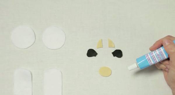 Bastelideen aus Filz: Kuh-Fingerpuppe