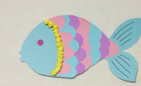 Basteln Sie einen bunten Regenbogenfisch