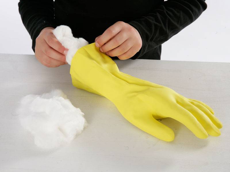 Stopfen Sie Handschuhe mit Watte aus - so entsehen die Raben-Füße!