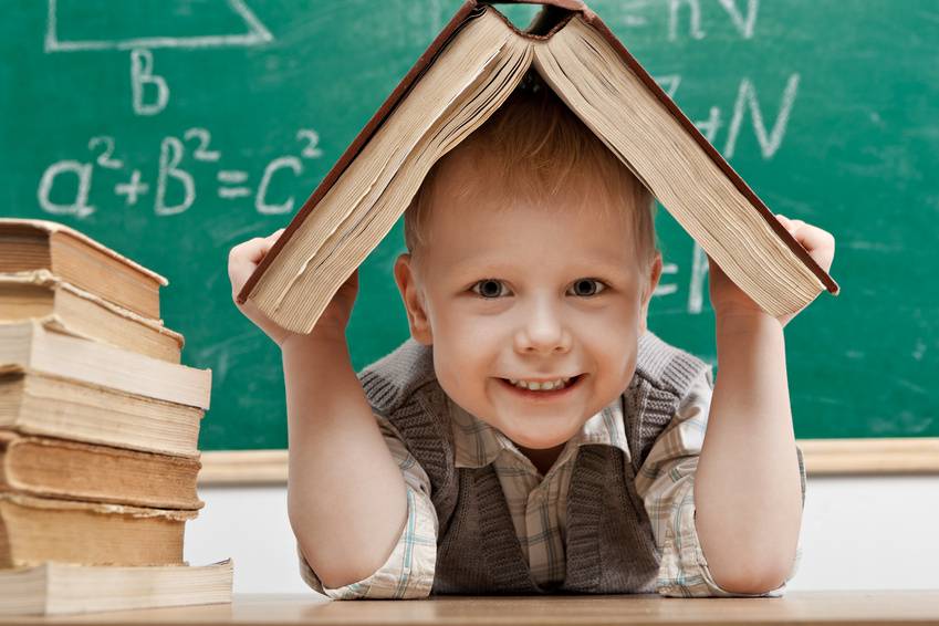 Schulkind mit Buch