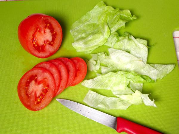 Waschen Sie Salat und Tomaten