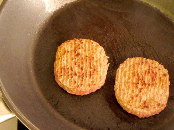 Braten Sie die Hacksteaks