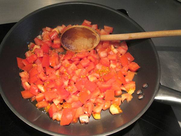 Braten Sie die Tomatenst&uuml;cke an