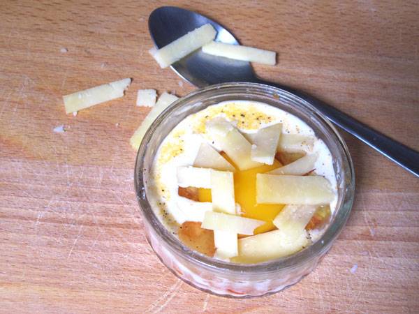 Geben Sie K&auml;se auf den Ei-Auflauf