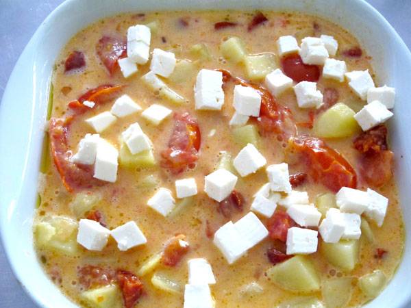 Geben Sie die Frittata in eine Auflaufform