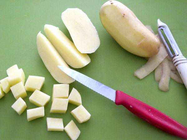 Schneiden Sie die Kartoffeln f&uuml;r die Frittata
