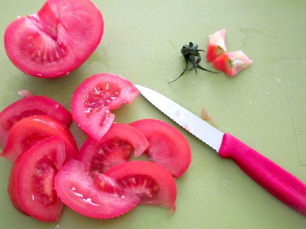 Schneiden Sie die Tomaten f&uuml;r die Frittata