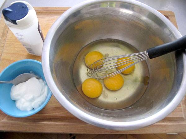 Verquirlen Sie die Eier f&uuml;r die Frittata