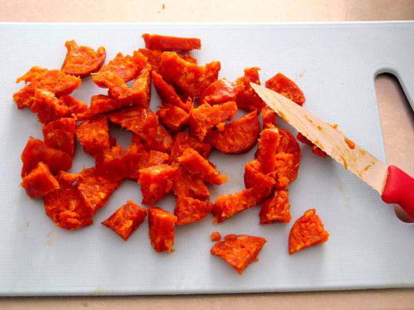 Schneiden Sie die Chorizo f&uuml;r die Frittata