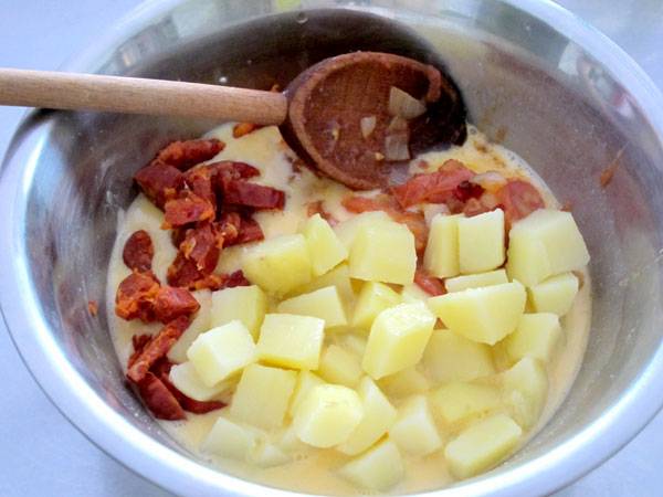 Mischen Sie die Zutaten der Frittata