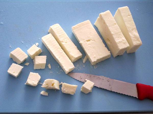 Schneiden Sie den Feta f&uuml;r die Frittata