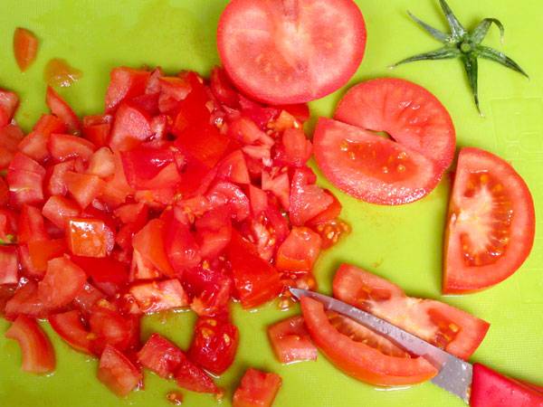 Schneiden Sie die Tomaten