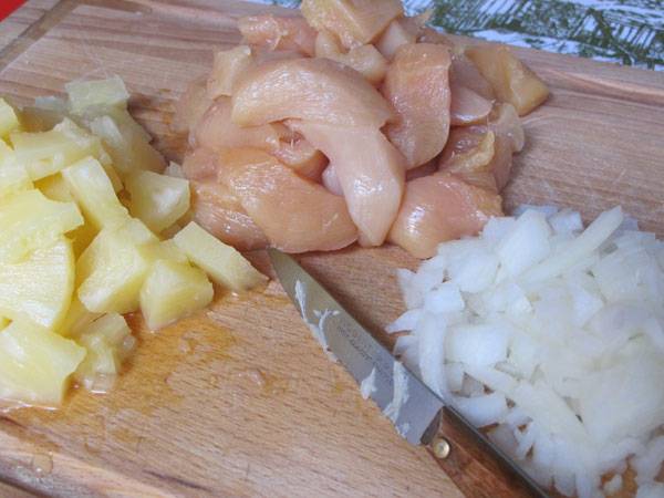 Schneiden Sie die Zutaten f&uuml;r das Huhn mit Ananas