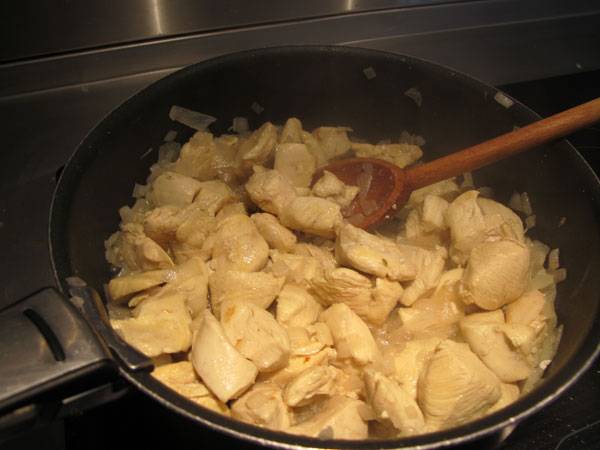 Braten Sie das Huhn mit Ananas