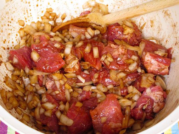 Marinieren Sie das Fleisch
