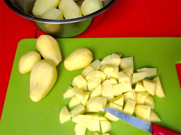 Schneiden Sie die Kartoffeln klein