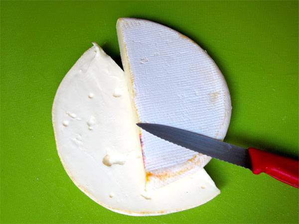 Schneiden Sie den Camembert in der Mitte durch