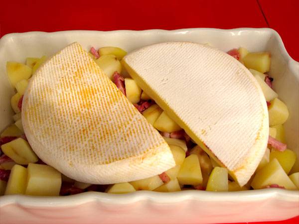 Legen Sie den K&auml;se auf den Kartoffelauflauf