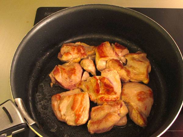 Braten Sid das Fleisch f&uuml;r das Putengeschnetzelte