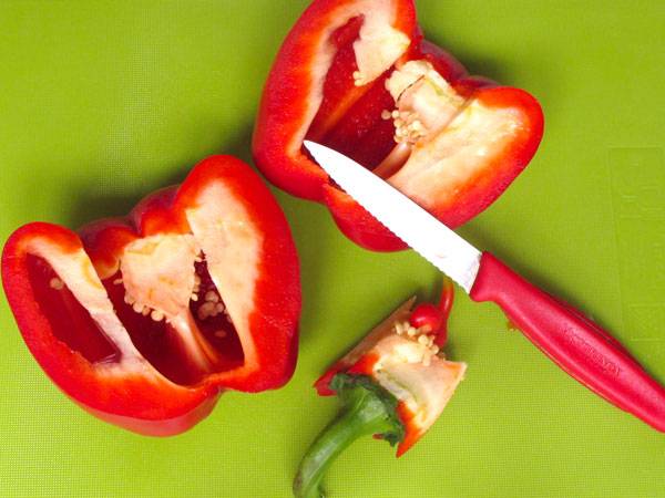 Schneiden Sie die Paprika f&uuml;r das Putengeschnetzelte
