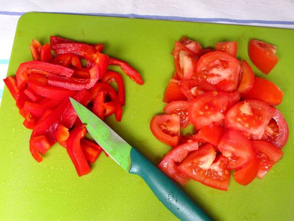 Schneiden Sie die Paprika und Tomaten f&uuml;r das Putengeschnetzelte
