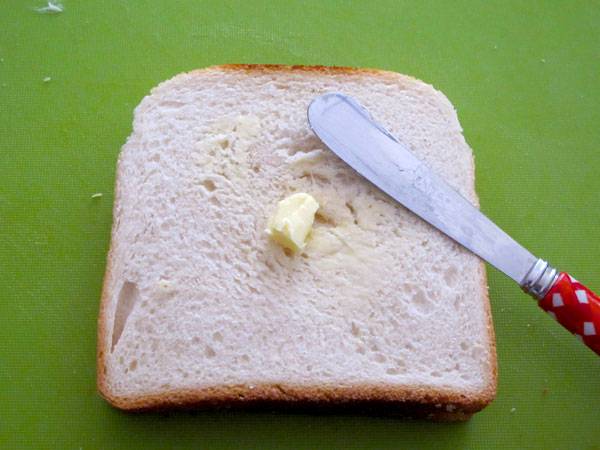 Bestreichen Sie die Toastscheiben au&szlig;en mit Butter