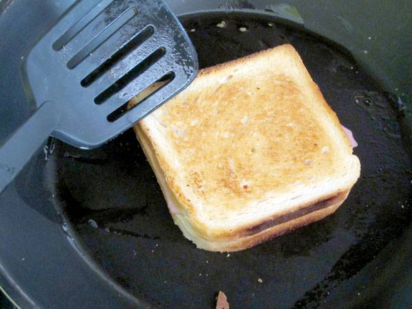 Braten Sie die Toastscheiben in der Pfanne knusprig