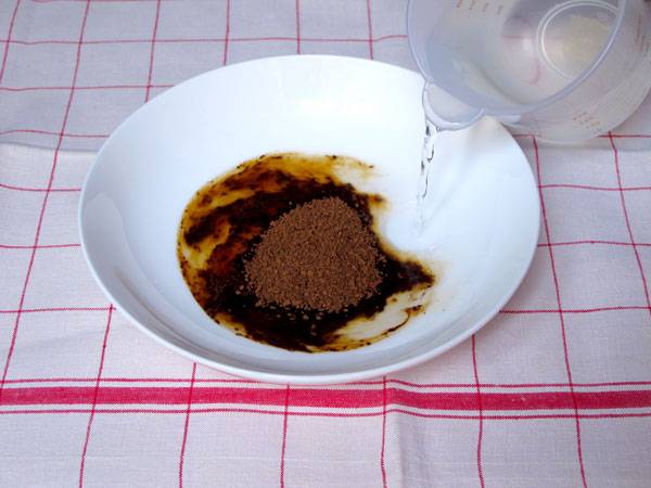 R&uuml;hren Sie den Instant-Kaffee mit Wasser an