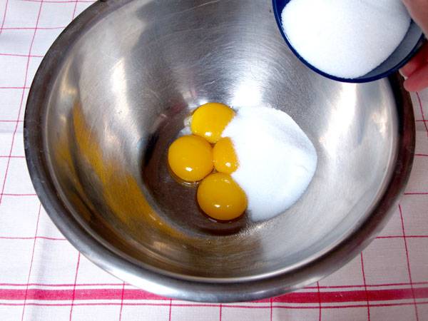 Trennen Sie die Eier und schlagen das Eigelb mit dem Zucker schaumig.