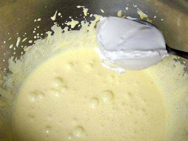 Geben Sie die Mascarpone hinzu und r&uuml;hren die Creme glatt.