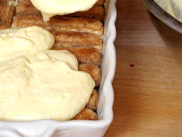 Geben Sie die Creme dar&uuml;ber