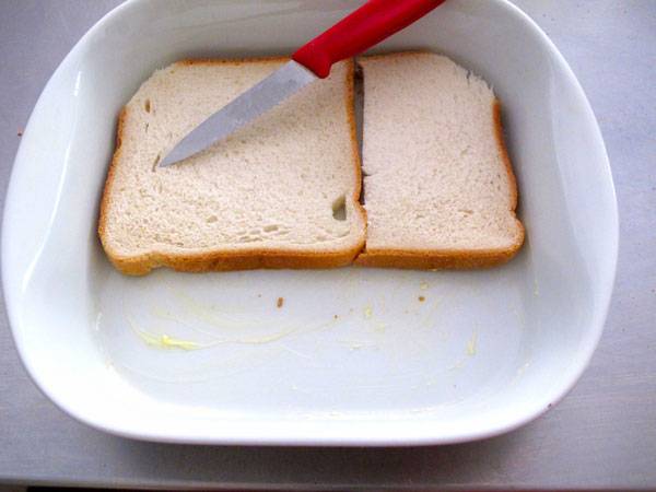 Legen Sie die Brotscheiben in eine Auflaufform