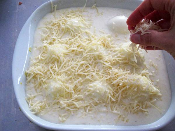 Streuen Sie den gerieben K&auml;se auf den Auflauf